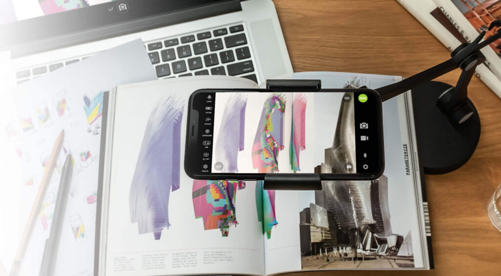 Fernunterricht mit Zoom und Smartphone Kamera als 2. Kamera